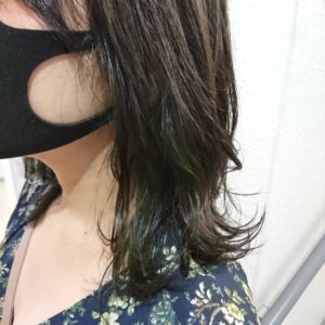 ミディアムヘアのイヤリングカラーグリーン
