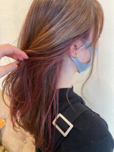ロングヘアのイヤリングカラーピンク
